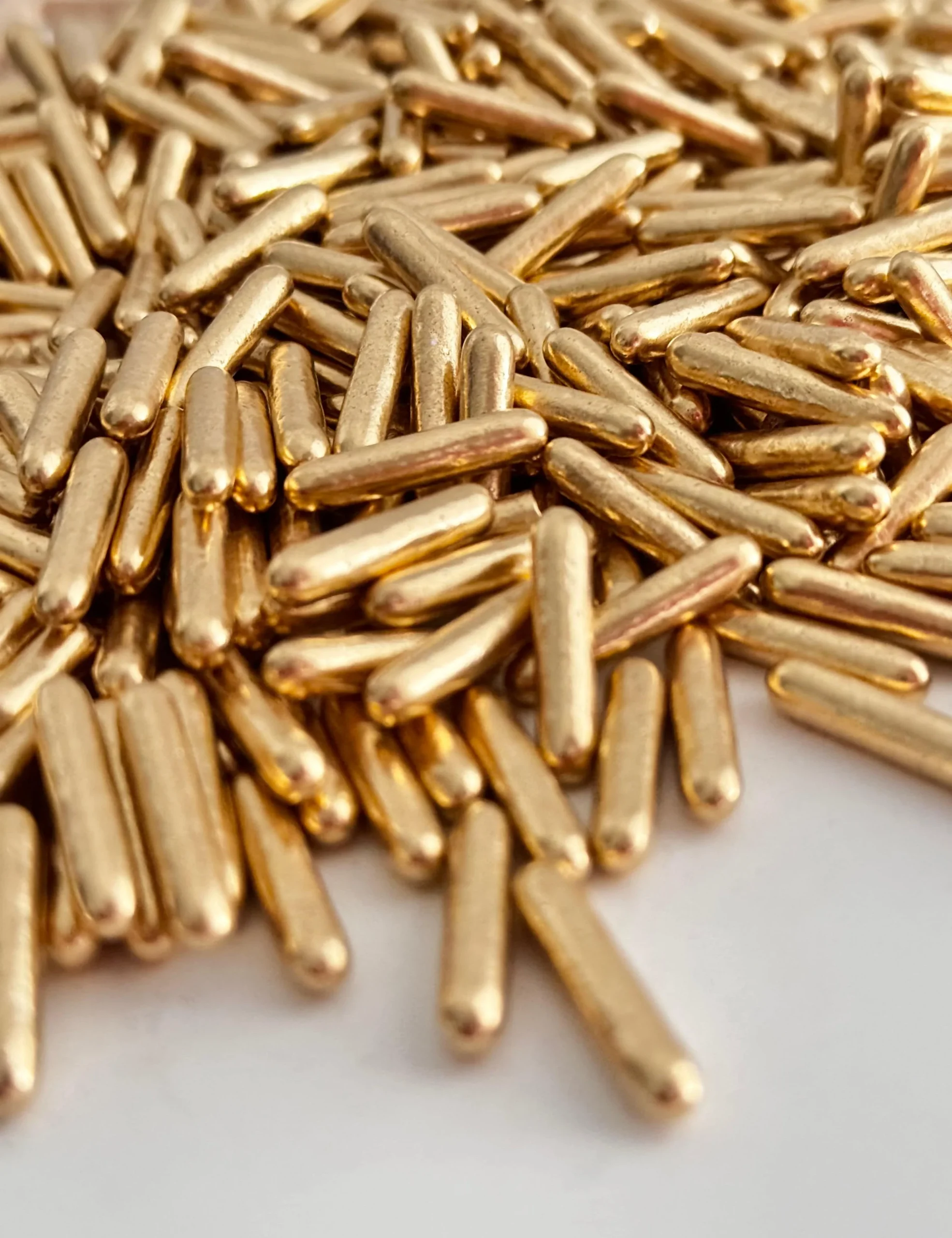 Gold Metallic Sprinkles rods. - Taarten Plus
